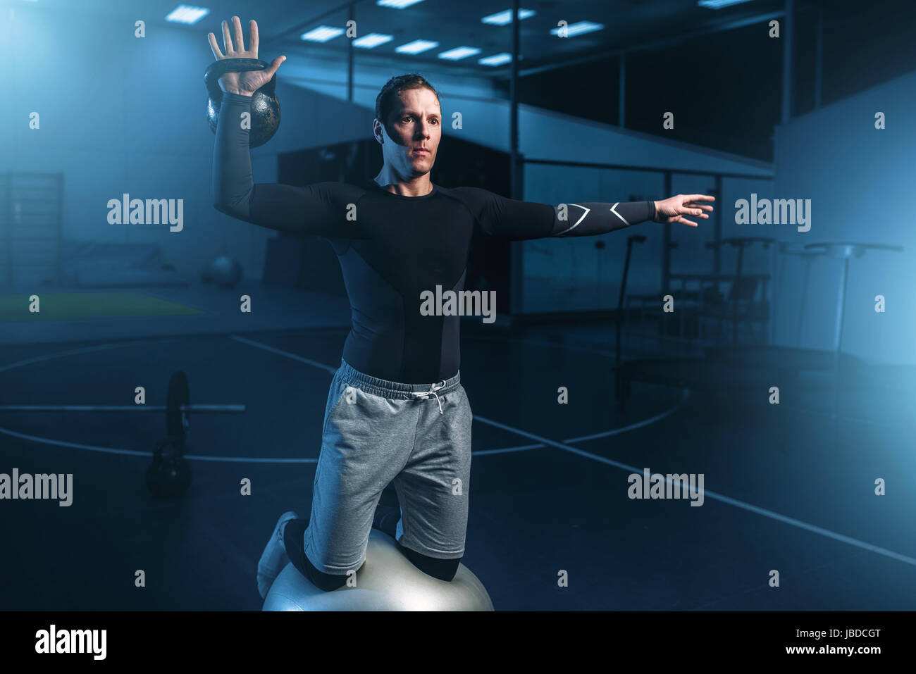 Sportlicher Mann auf training, Training auf Presse im Fitness-Studio. Aktive Übungen im Sportclub Stockfoto