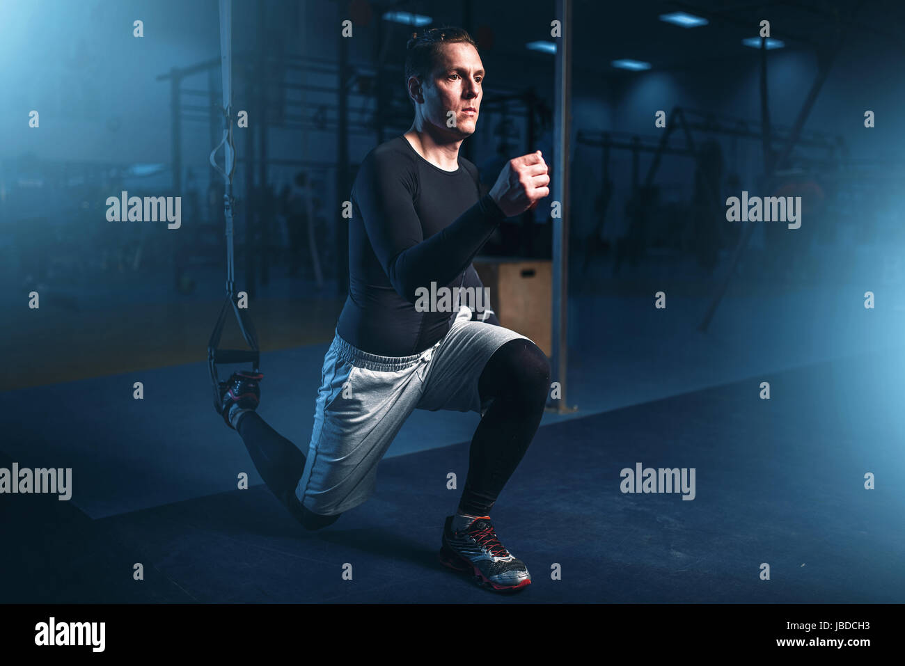 Sportlicher Mann auf training, Training auf Presse im Fitness-Studio. Aktive Übungen im Sportclub Stockfoto