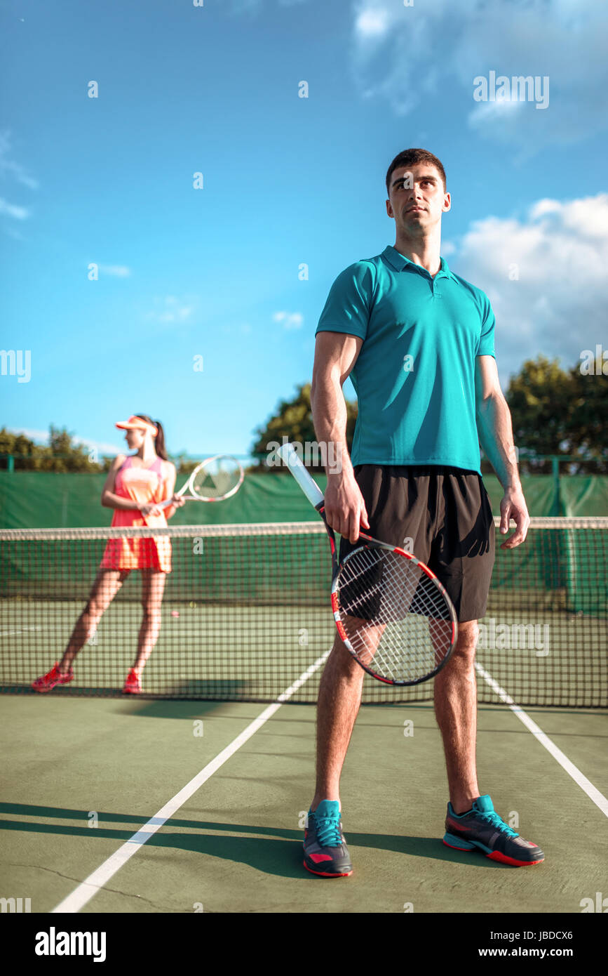 Mann und Frau spielt Tennis unter freiem Himmel. Sommer sport-Spiel. Aktiven Lebensstil Stockfoto