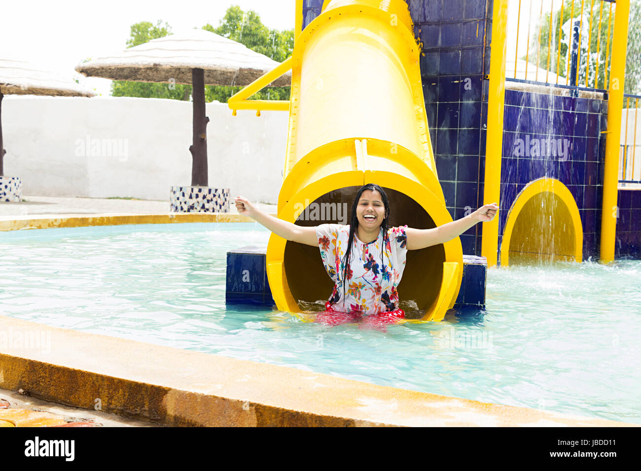 1 Indischen jungen Frau Baden Folie Schwimmbad im Waterpark Stockfoto