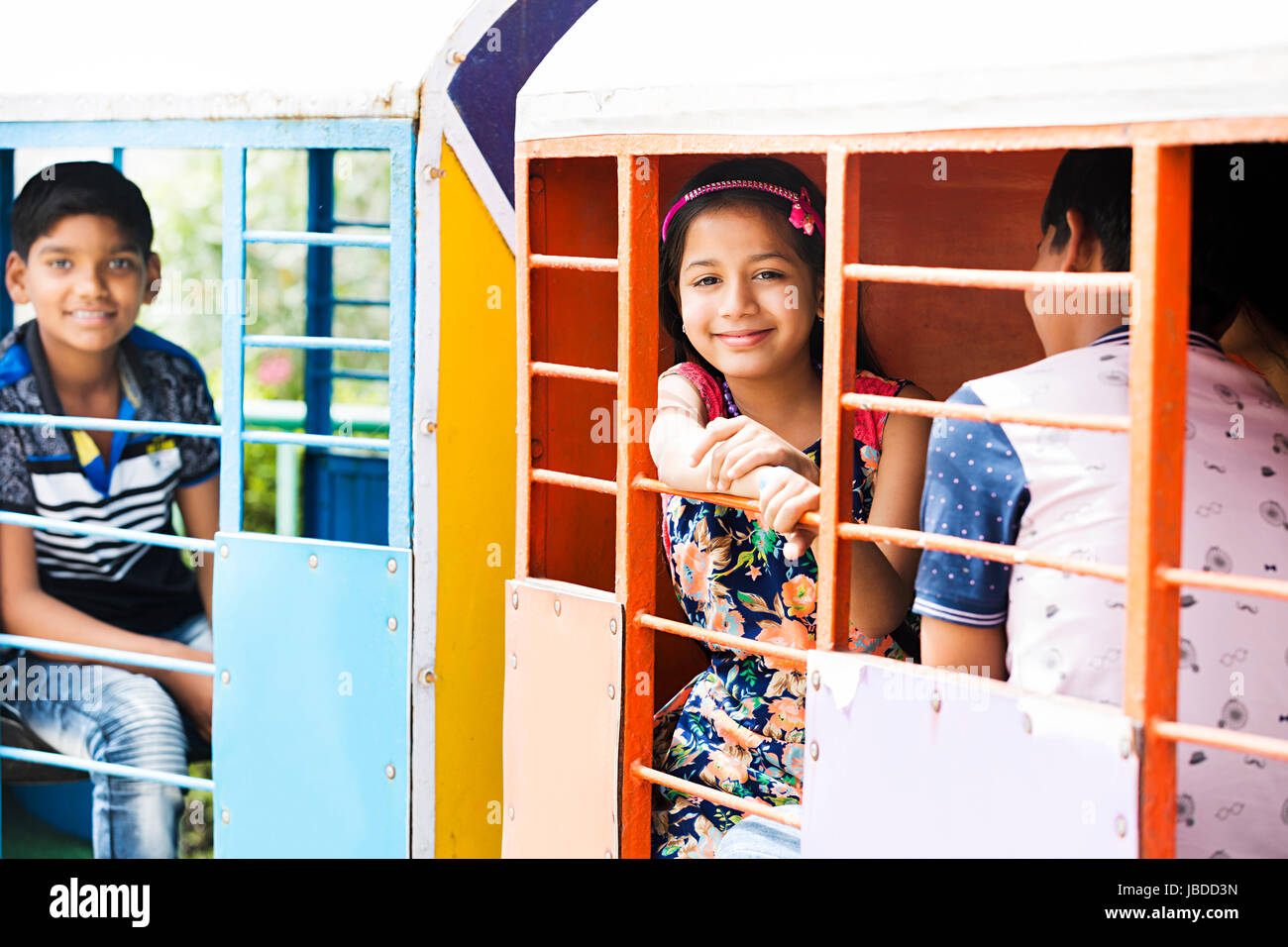 Indische Kinder Freunde fahren Zug genießen Sie Unterhaltung in Vergnügungspark Stockfoto