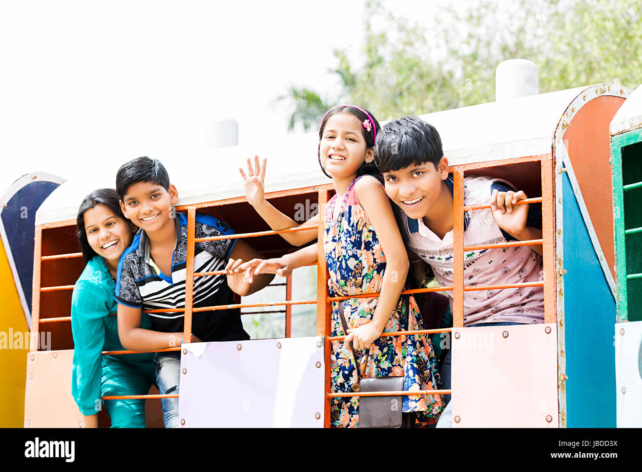 Indische Familie Brüder und Schwestern fahren Zug Spaß genießen. Stockfoto