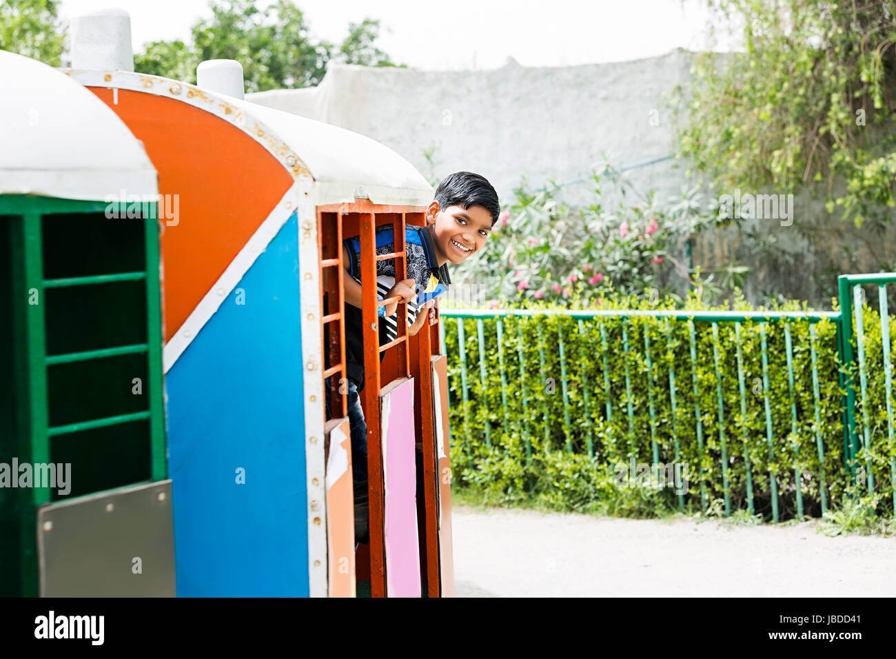 1 indischen kleinen Jungen fahren Zug genießen Vergnügungspark Stockfoto