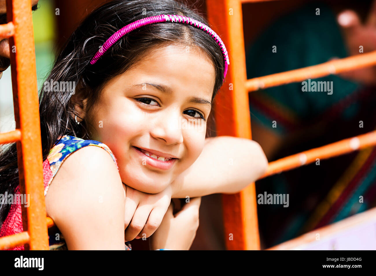 Happy 1 indische Mädchen fahren Zug genießen Vergnügungspark Stockfoto