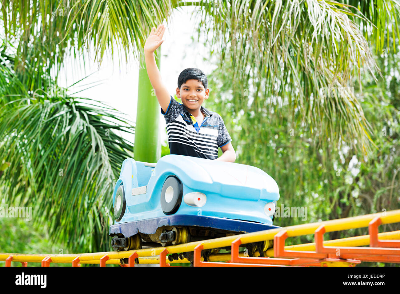 Vergnügungspark Indischen kleiner Junge Reise Fahrt Auto genießen Lächelnd Stockfoto