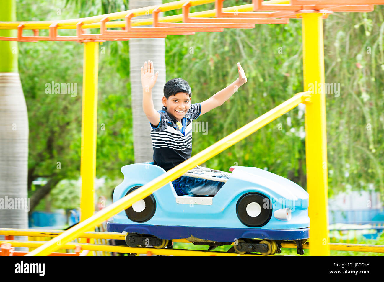 Amusement Park 1 indischen Kid Boy Ride-Spaß genießen Lächelnd Stockfoto