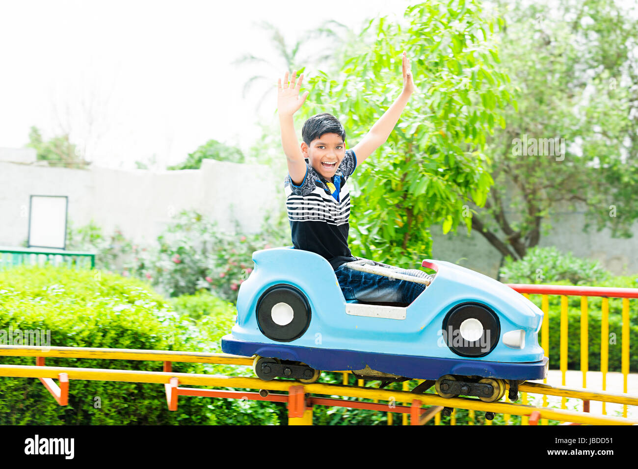 Amusement Park 1 Indisches Kind Junge Ride-Spaß genießen Lächelnd Stockfoto