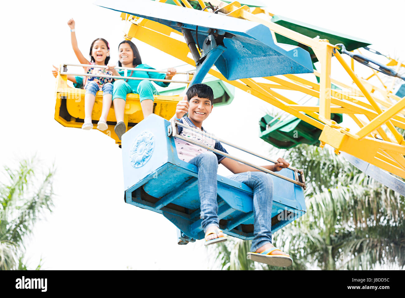 Glückliche Mutter und Kinder sitzen Jhula Vergnügungspark Messe Fahrt genießen Stockfoto