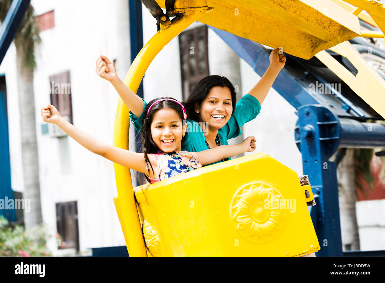 Indische Mutter und Kind Tochter Fair lustige Fahrt Wochenende Aktivitäten genießen. Stockfoto