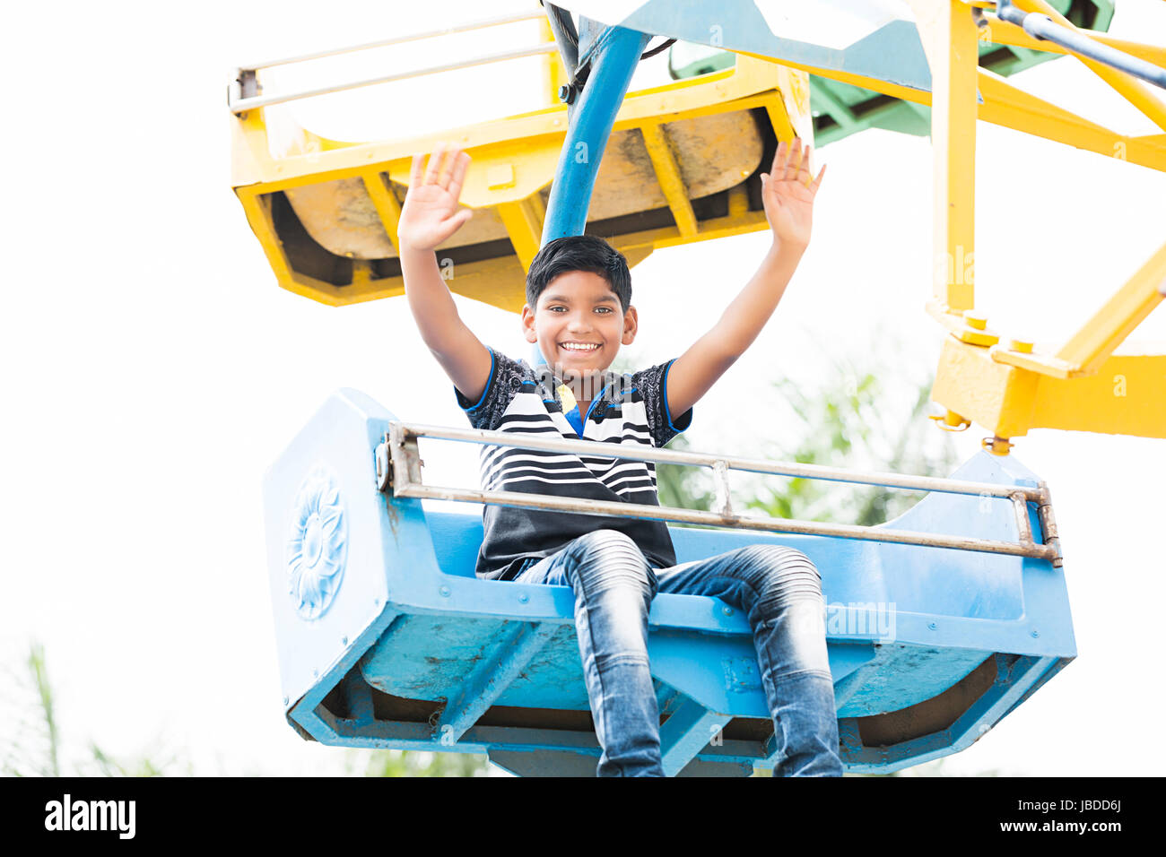 1 indischen Kid Boy Vergnügungspark Messe Fahrt genießen Stockfoto