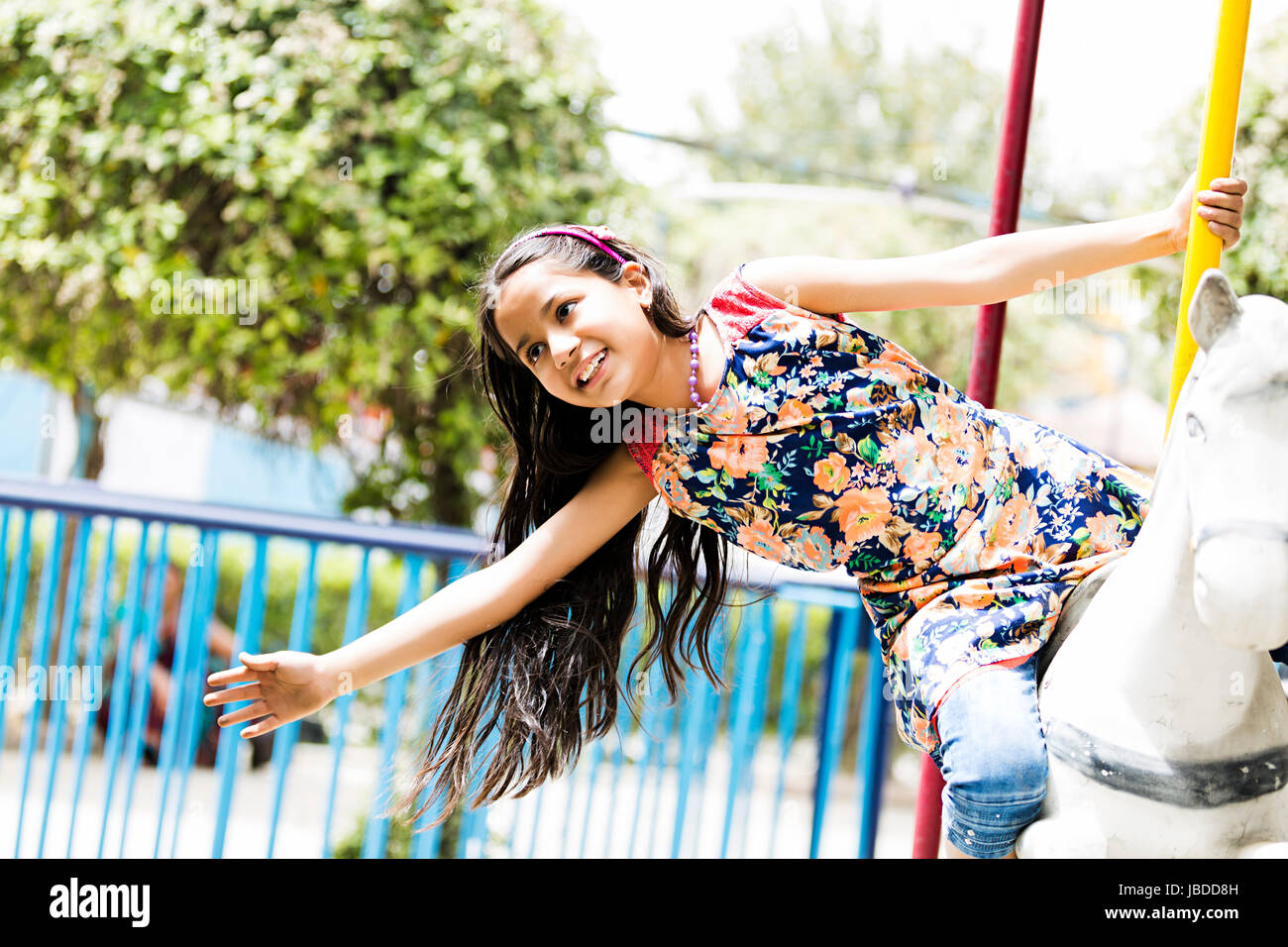 1 indischen Mädchen Vergnügungspark Messe Pferd Lächeln genießen Stockfoto
