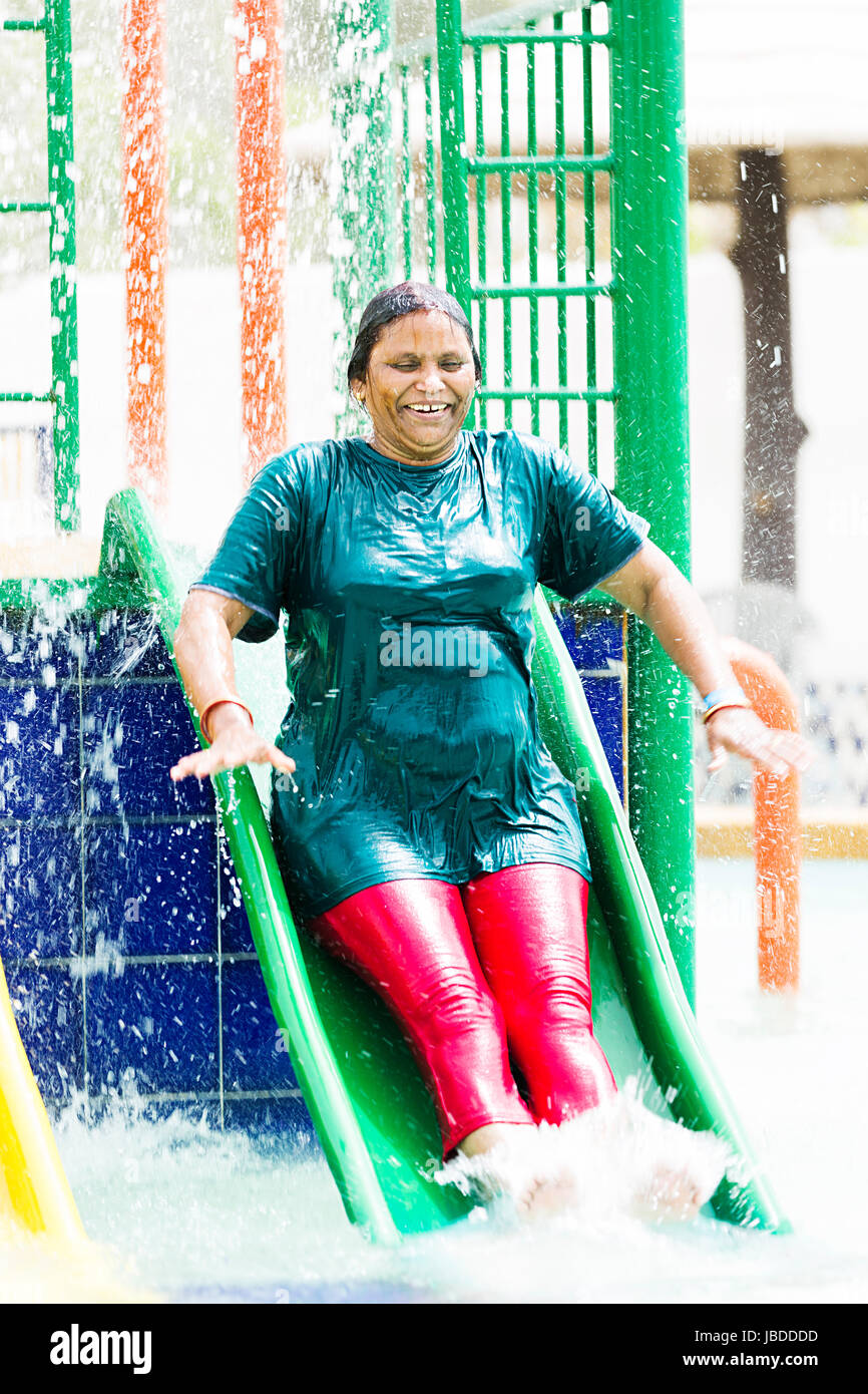 Happy 1 indischen Senior Frau Baden fahren Einschieben Waterpark Stockfoto