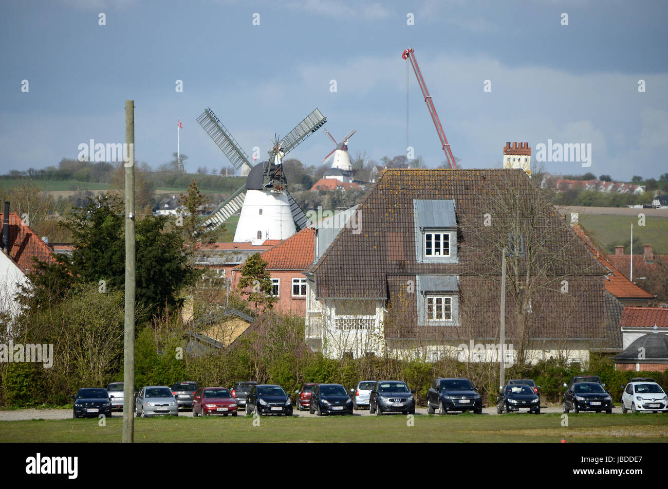 Blick über die Dächer der Stadt Sønderborg in Dänemark, mit seinen zwei ziemlich gleich alten Windmühlen. Stockfoto