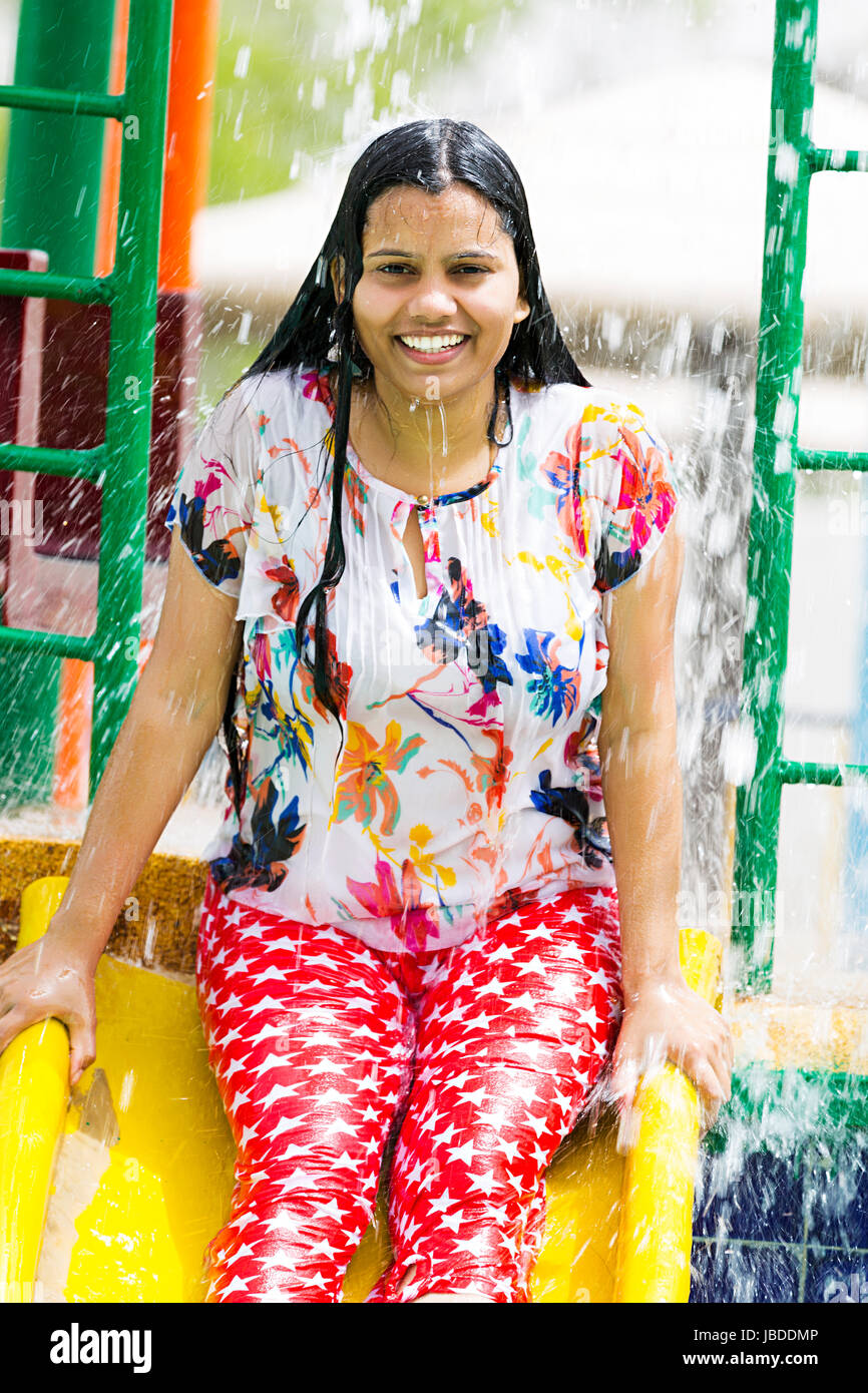 1 Indischen jungen Frau Baden Schwimmbad Waterpark genießen Sie lächelnd Stockfoto