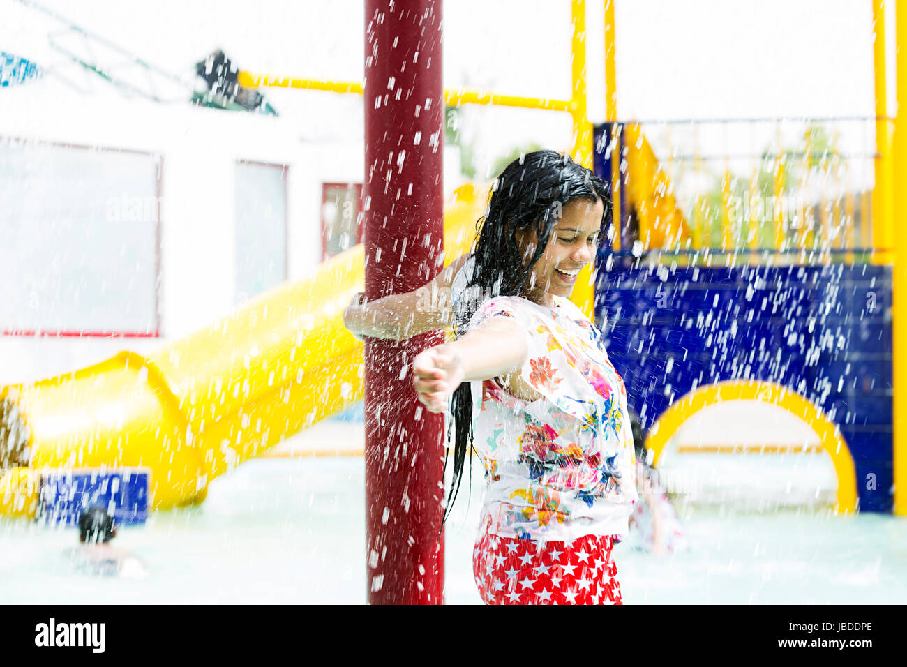 Happy 1 Junge Frau rotierende Pole Baden Waterpark genießen Sie lächelnd Stockfoto