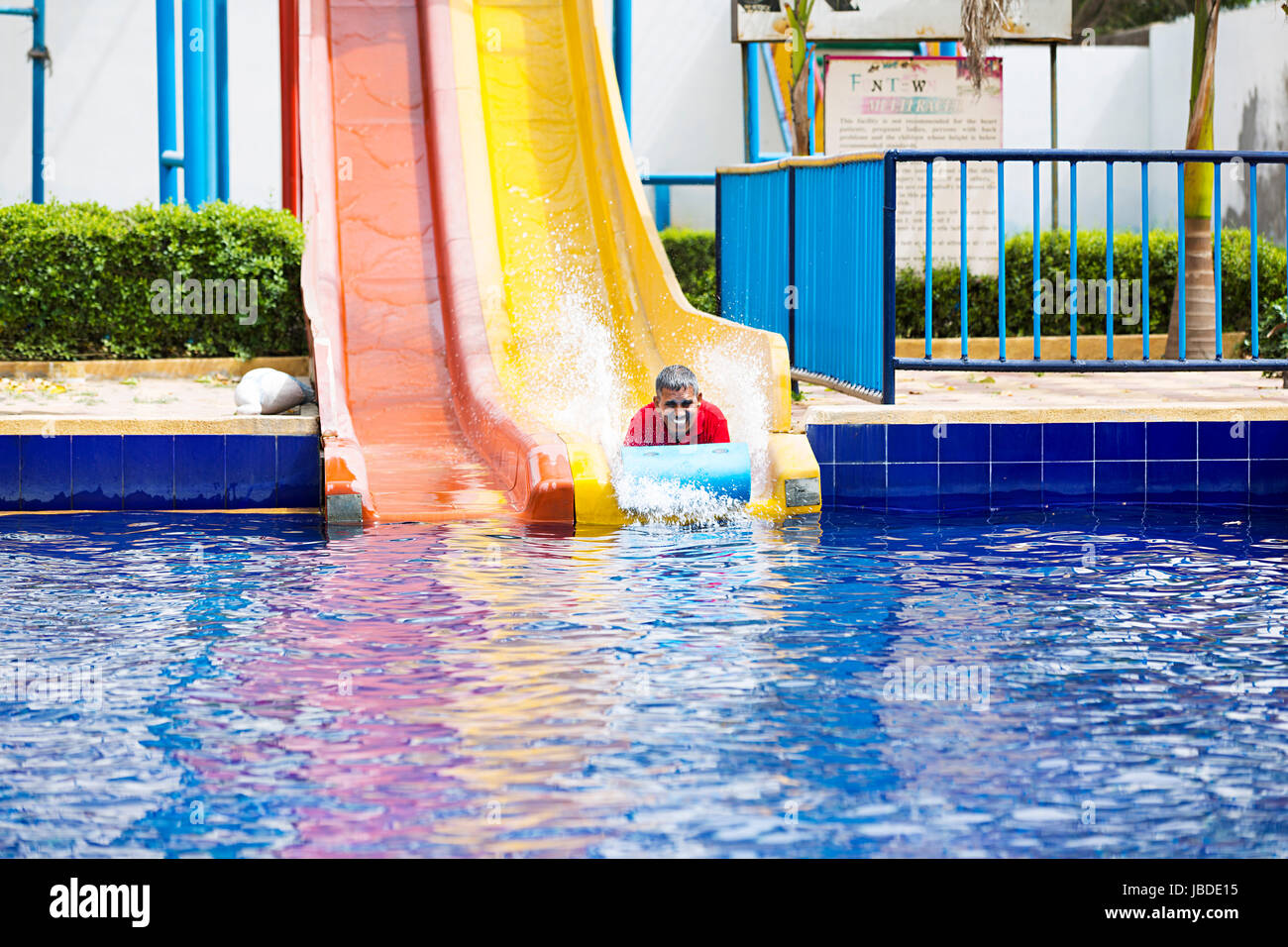 Happy 1 älterer Mann schieben Spritzer Waterpark Schwimmbad Spaß genießen Stockfoto