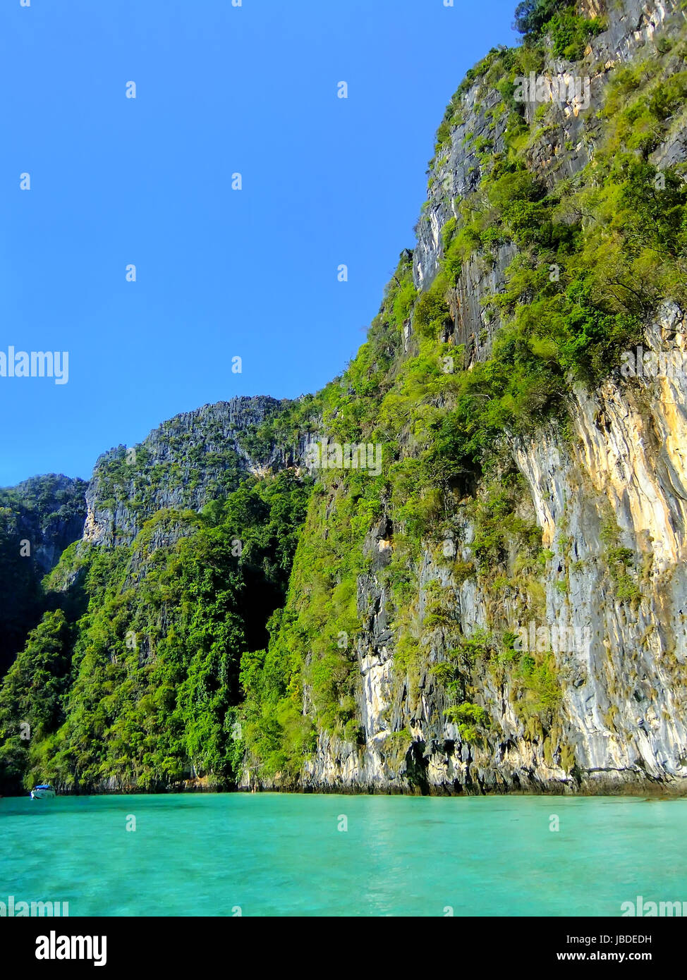 Kalkstein-Klippen der Insel Phi Phi Leh, Provinz Krabi, Thailand. Koh Phi Phi Leh ist Teil des Mu Ko Phi Phi National Park. Stockfoto