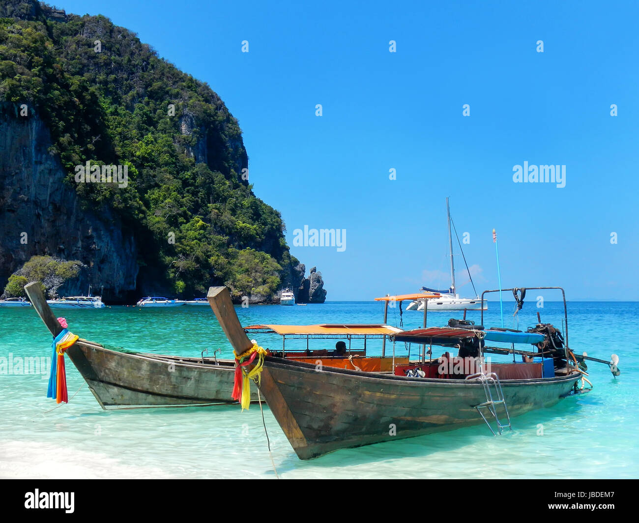 Longtail-Boote verankert in Ao Yongkasem Strand auf Phi Phi Don Island, Provinz Krabi, Thailand. Koh Phi Phi Don ist Teil eines marine National Park. Stockfoto