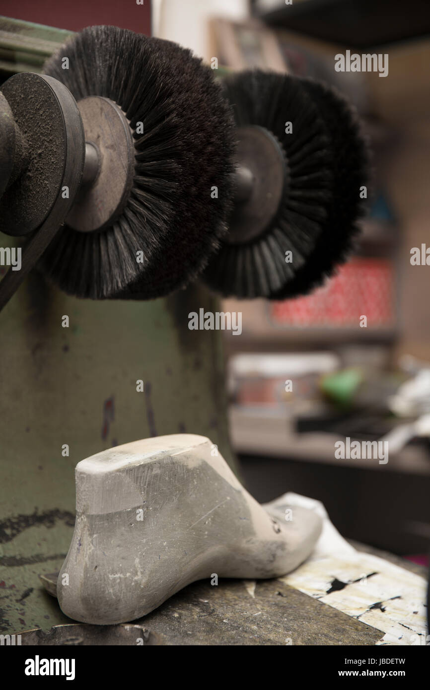 Rotierende Bürste am Schuh Poliermaschine in der Schuhmacher-Werkstatt  Stockfotografie - Alamy