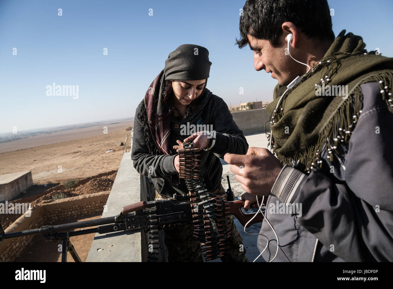 Chris huby/le pictorium - Syrien/rojava - Zorn des Euphrat - 06/01/2017 - rojava - Syrien rojava/Dec 16-Jan 17. Eine junge Ypg schießt ein Ziel in der Ferne. Stockfoto