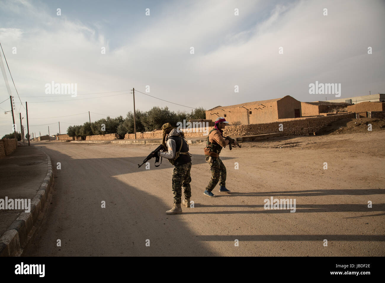 Chris Huby / Le Pictorium - Syrien / Rojava - Zorn des Euphrat - 01.02.2017 - Rojava - Syrien ROJAVA / Dec16 - Jan17. Zwei arabische Soldaten von SDF laufen Trog eine ISIS-Dorf. Mahmudli Dorf. Stockfoto