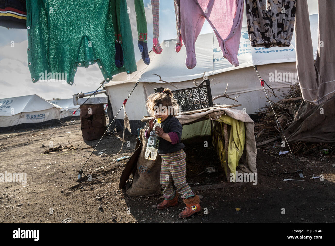 Chris Huby / Le Pictorium - Syrien / Rojava - Zorn des Euphrat - 01.04.2017 - Rojava - Syrien ROJAVA / Dec16 - Jan17. Ain-Issa Flüchtlinge Camp. Ein kleines Kind ist Fuß durch das Lager. Stockfoto