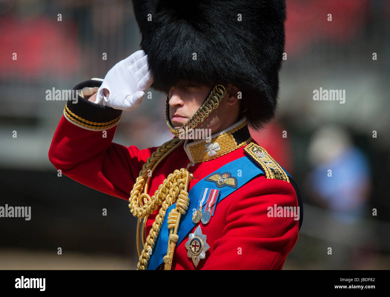 Der Herzog von Cambridge, Oberst der Irish Guards Parade über die Mall im Zentrum von London während der Oberst Review, die Generalprobe der Trooping die Farbe, die Königin jährlichen Geburtstag Parade. Stockfoto