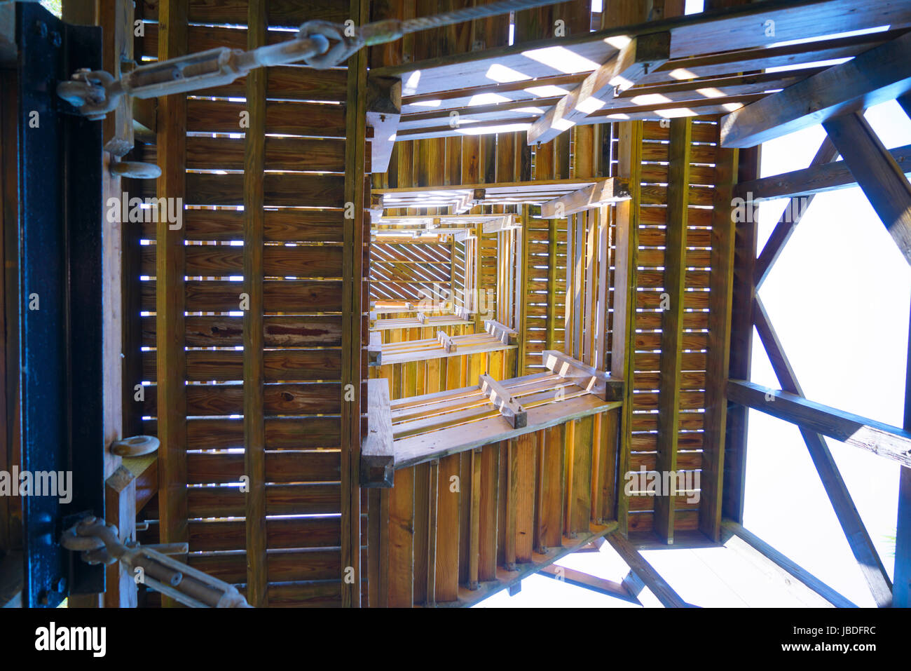 Nachschlagen Fuß von der Baumgrenze durch die Baumkronen Turm und wie Sie, es sehen geht weit über den Bäumen, Stockfoto