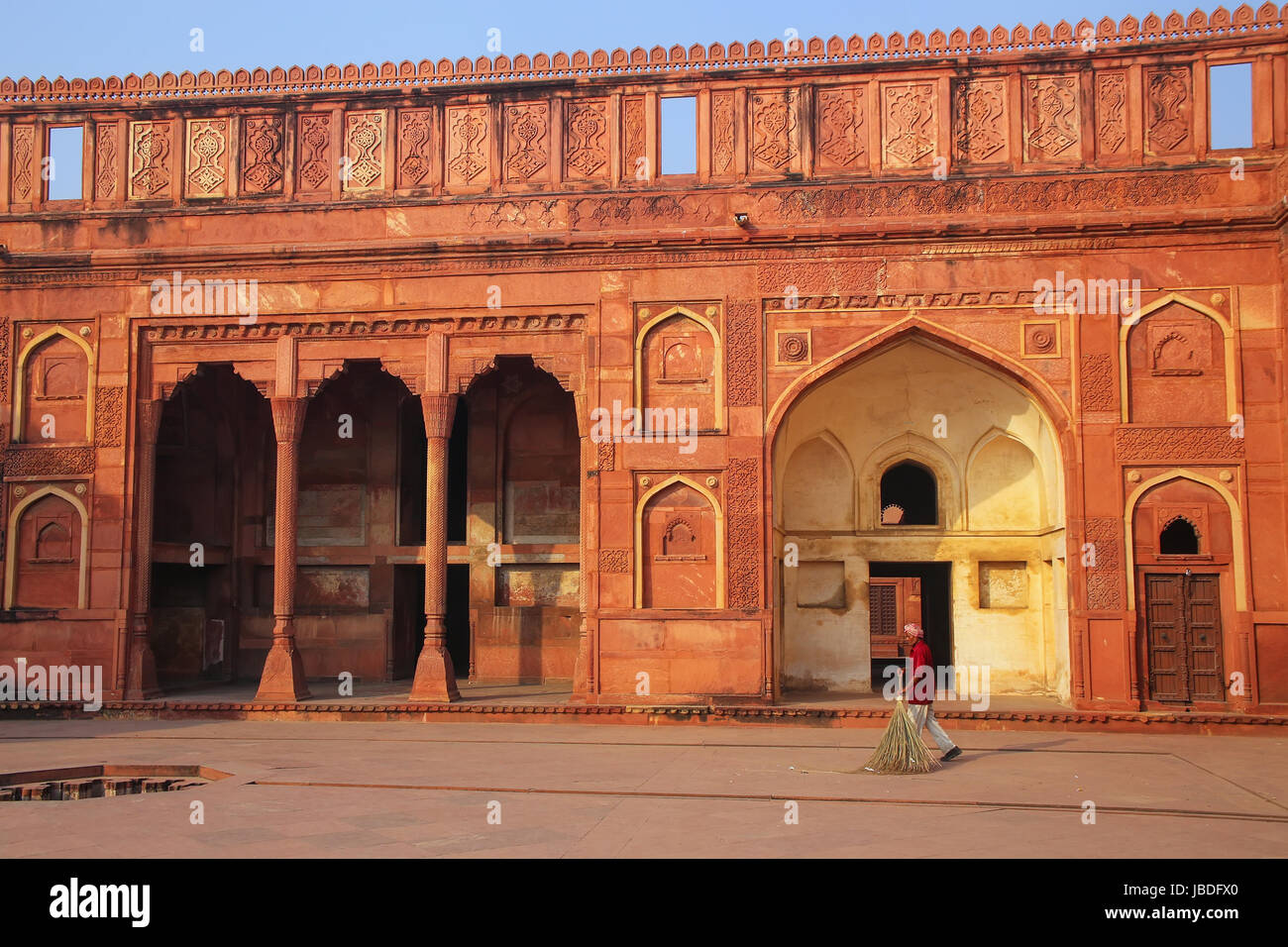 Lokale Arbeiter kehren Hof des Jahangiri Mahal in Agra Fort, Uttar Pradesh, Indien. Das Fort wurde in erster Linie als eine militärische Struktur gebaut, aber wurde l Stockfoto