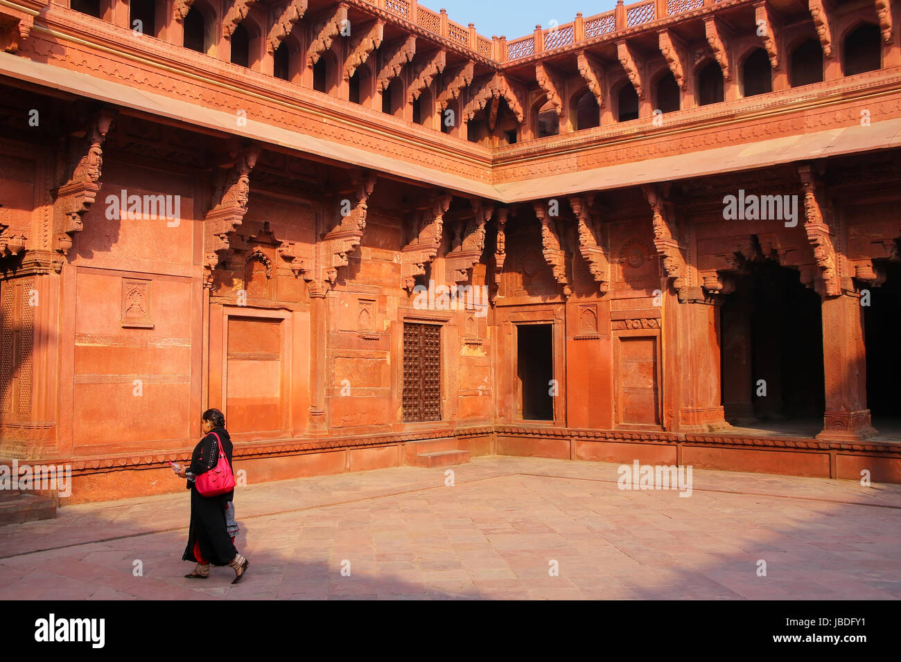 Innenraum des Jahangiri Mahal in Agra Fort, Uttar Pradesh, Indien. Das Fort wurde in erster Linie als eine militärische Struktur gebaut, aber wurde später ein Upgrade auf ein pala Stockfoto