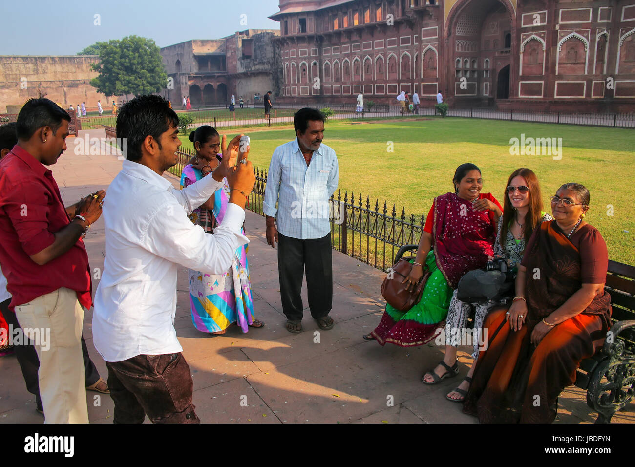Touristen nehmen Fotos außen Jahangiri Mahal in Agra Fort, Uttar Pradesh, Indien. Das Fort wurde in erster Linie als eine militärische Struktur gebaut, wurde aber später Stockfoto