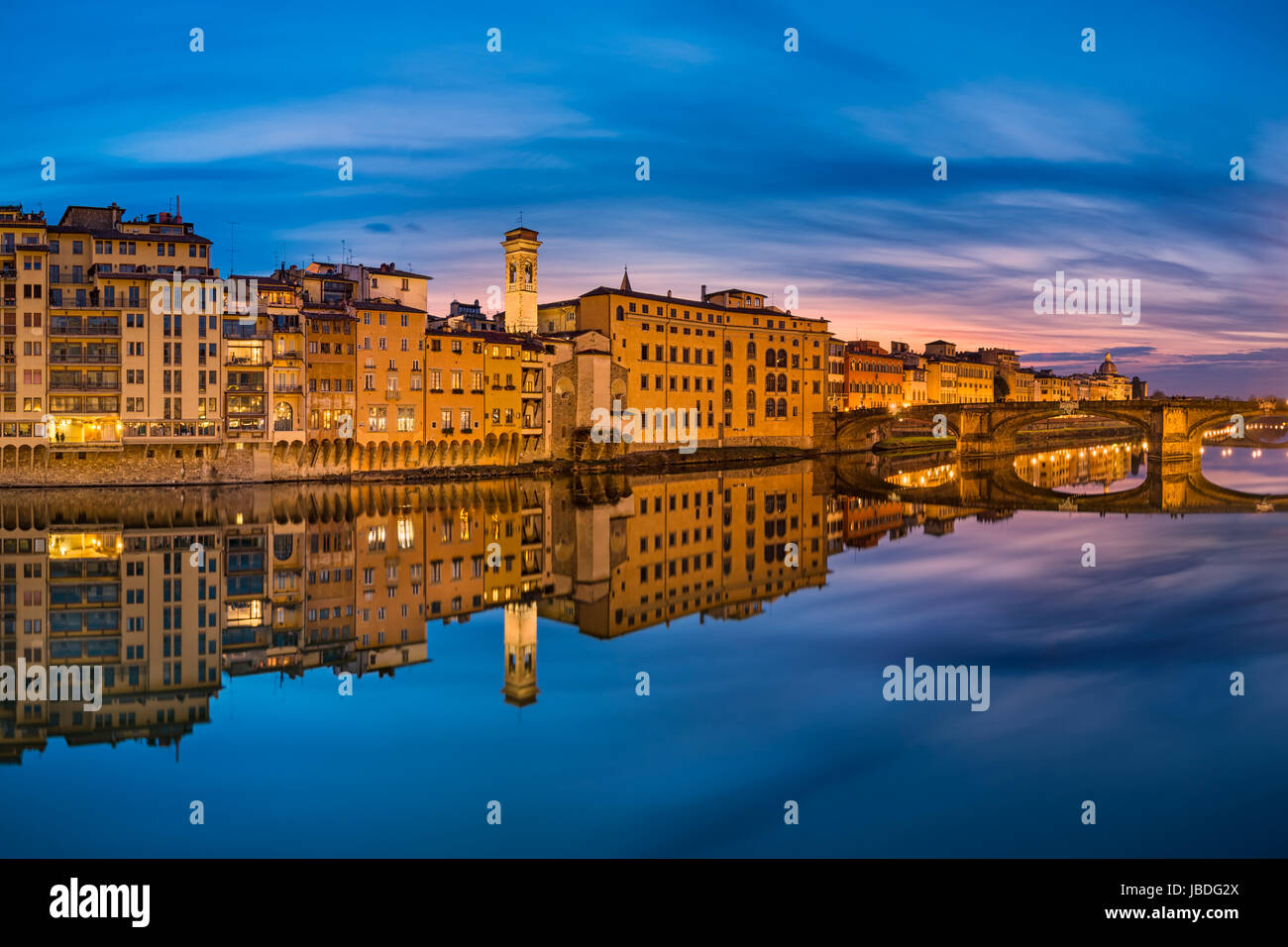 Sonnenuntergang Panorama der Riverside in Florenz, Italien Stockfoto