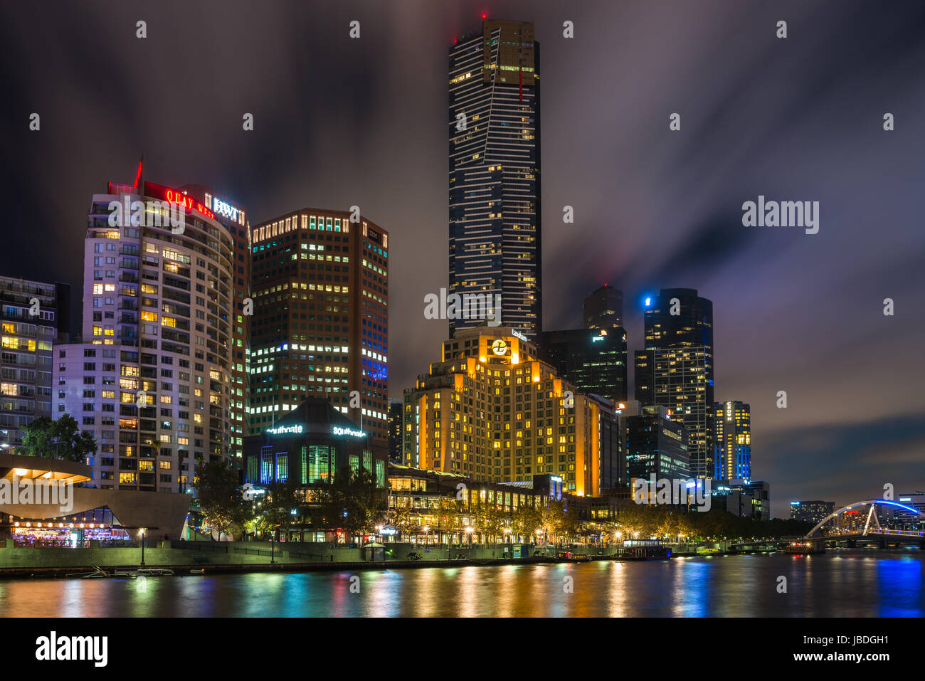 Skyline von Melbourne über Yarra River nach Einbruch der Dunkelheit. Victoria. Australien. Stockfoto