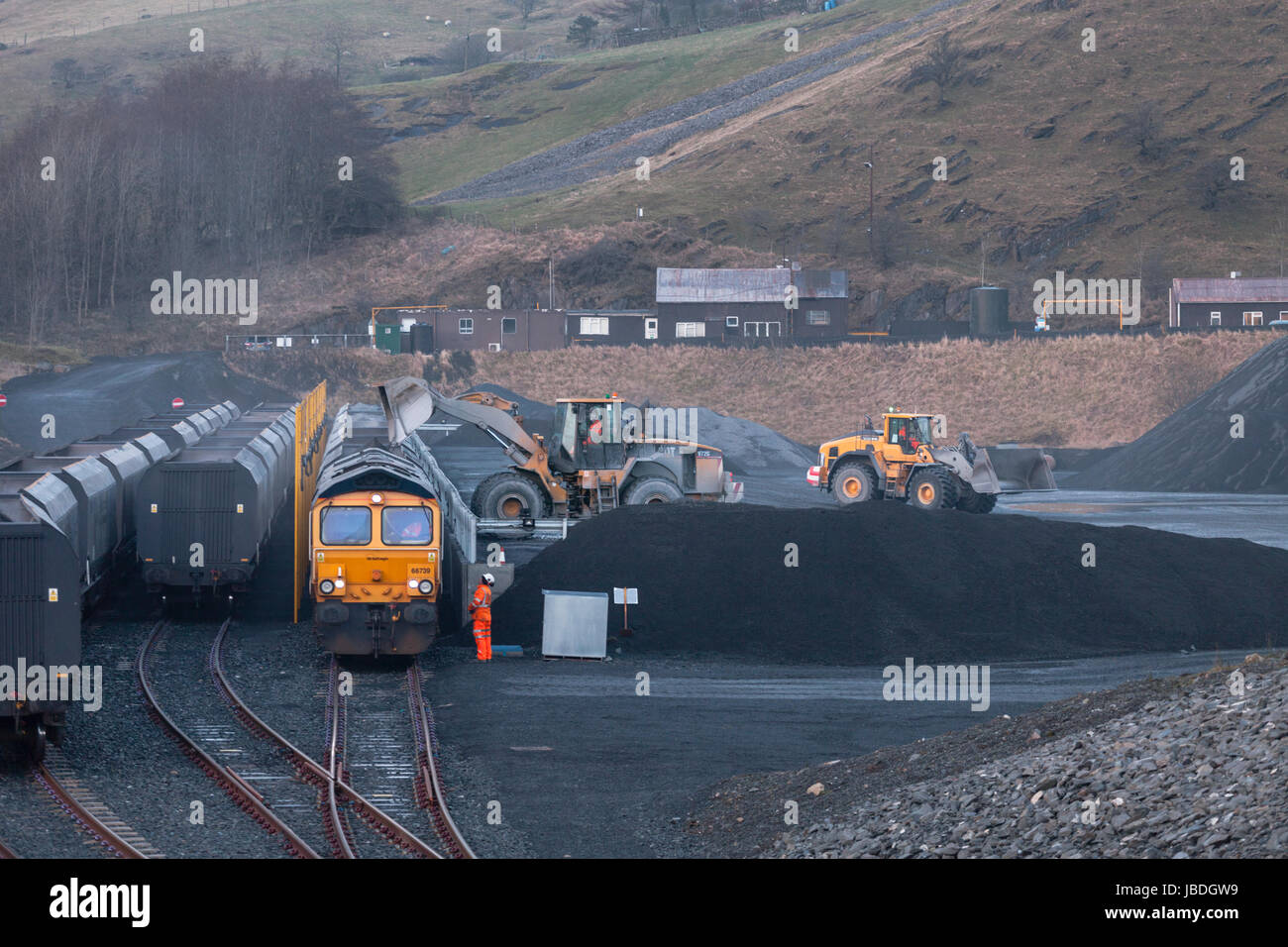 GB Railfreight Class 66 Lokomotive wartet im Arcow Steinbruch in der Nähe von Settle, während es ist ter Stein am Steinbruch geladen wird Stockfoto