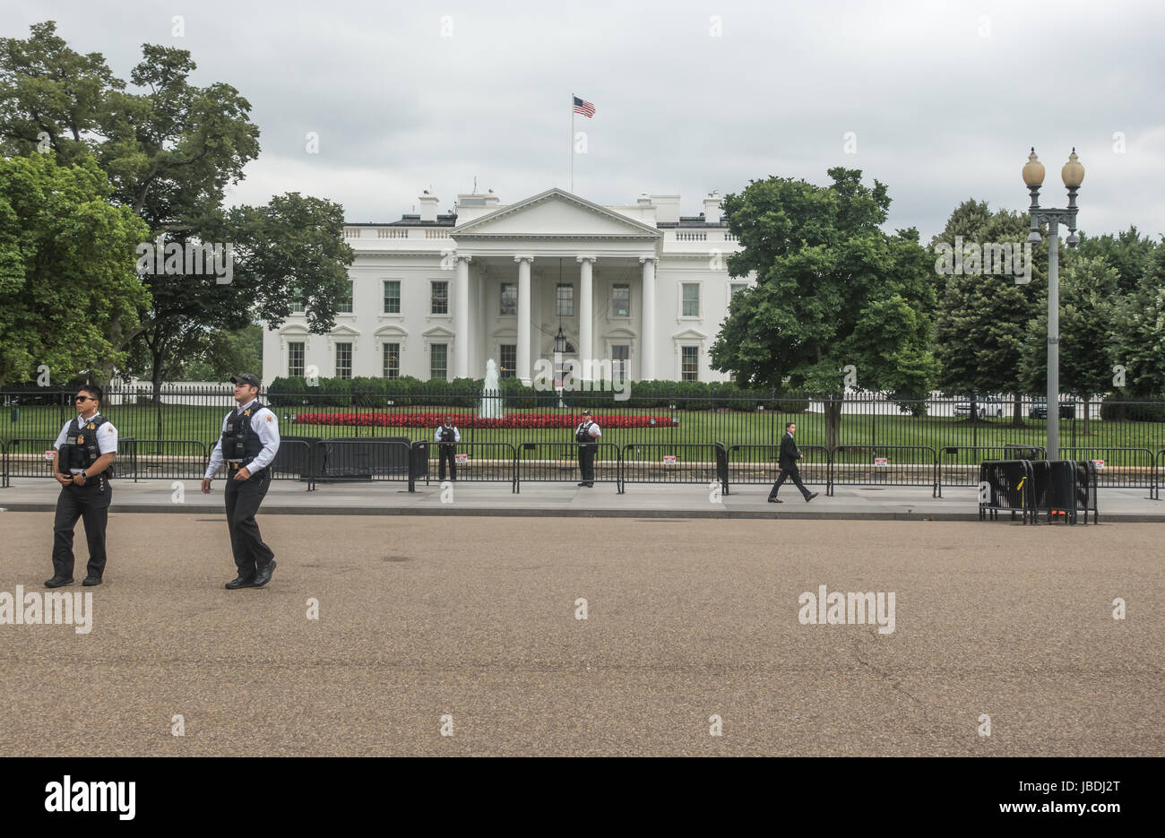 Geheimdienst Polizei klare Touristen aus Pennsylvania Avenue vor weißen Haus; in der Regel durchgeführt, wenn ein Autokorso Anreise oder Abreise erwartet wird. Stockfoto