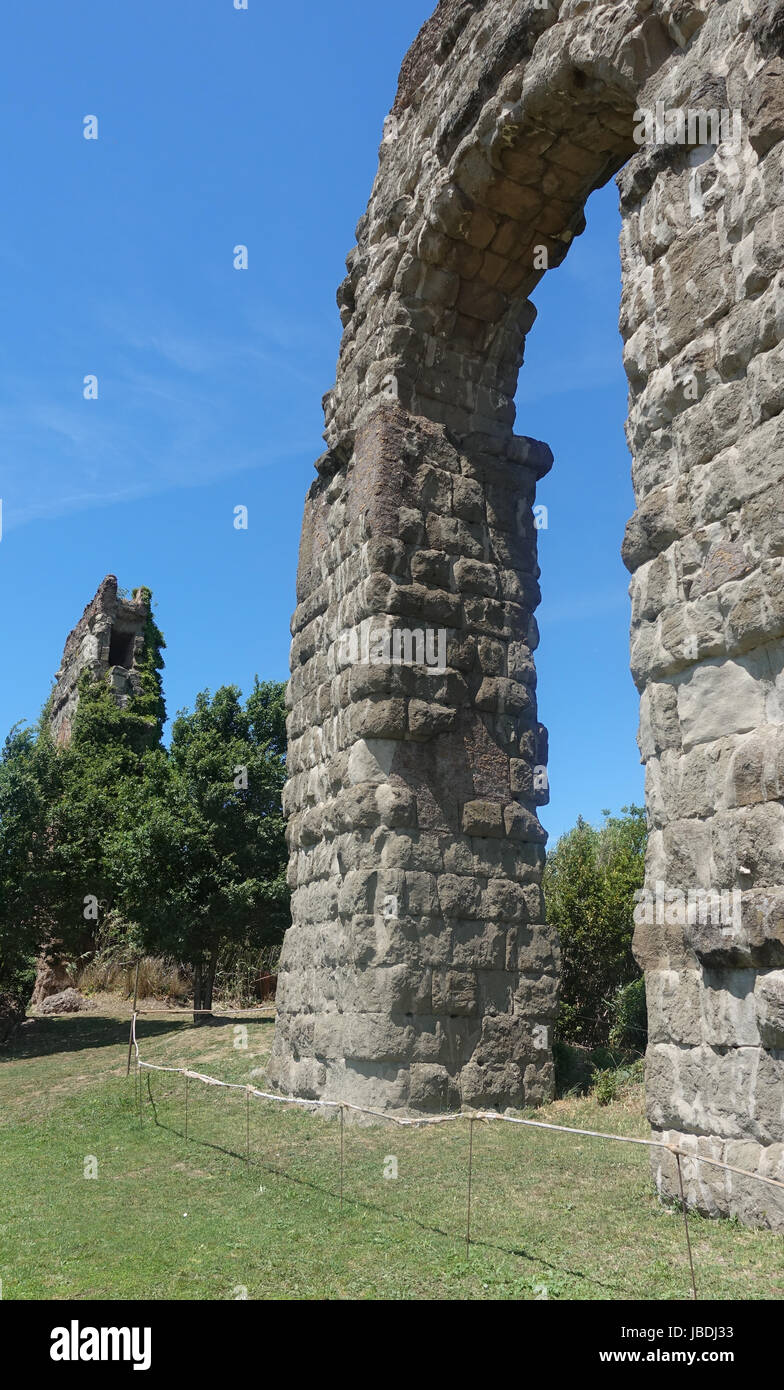 Malerischen alten Aquädukt, Aquädukt Park, Rom; abseits der ausgetretenen Pfade für die meisten Touristen. Aquädukt Aqua Claudia, Specus (Kanal) des Anio Nuovo an der Spitze. Stockfoto