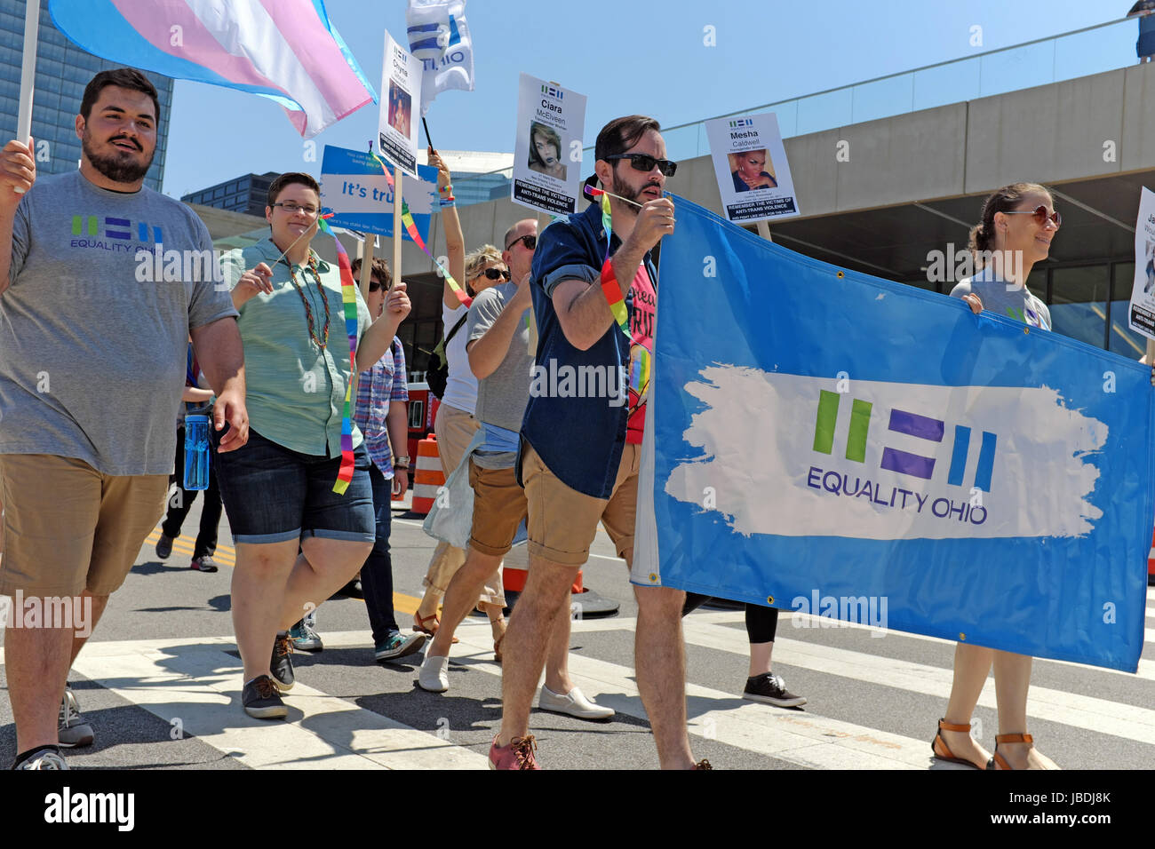 Gleichheit-Ohio, einer der vielen Gruppen marschieren in die 3. Juni 2017 LGBT Pride Parade, der seinen Weg nach unten am See Avenue in Cleveland, Ohio, USA. Stockfoto
