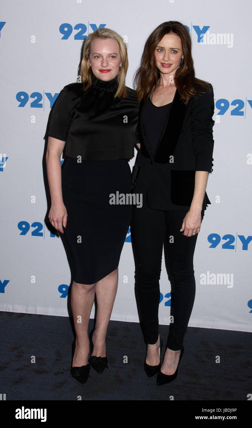 92Y präsentiert Hulu ist "The Handmaid es Tale" Featuring: Elizabeth Moss, Alexis Bledel wo: New York, New York, Vereinigte Staaten von Amerika bei: 11. Mai 2017 Credit: WENN.com Stockfoto