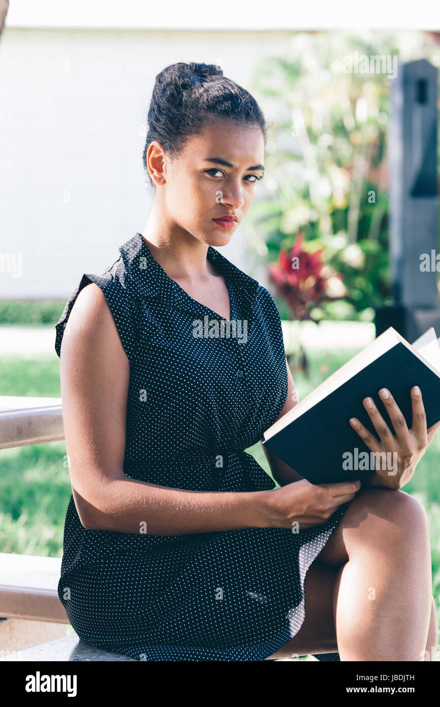Junge Frau mit Buch Stockfoto