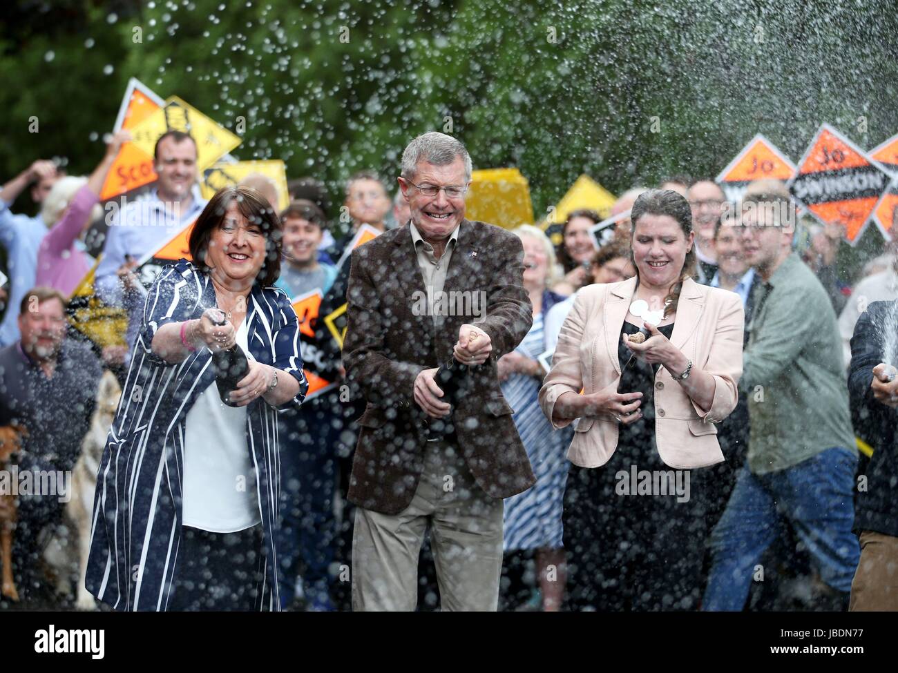 Schottische Liberal Democrats Willie Rennie feiert mit neugewählten schottischen Abgeordneten Christine Jardine (links) und Jo Swinson (rechts) im Osten Dumbartonshire HQ in Milngavie jüngsten Wahlerfolg seiner Partei. Stockfoto