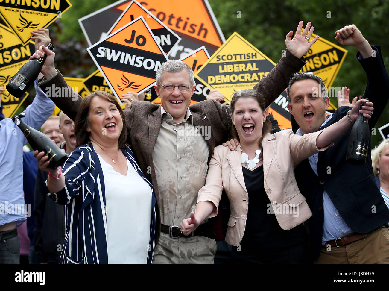 Schottische Liberal Democrats Willie Rennie feiert mit neugewählten schottischen Abgeordneten Christine Jardine (links), Jo Swinson (zweiter von rechts) und Alex Cole-Hamilton MSP (rechts) im Osten Dumbartonshire HQ in Milngavie jüngsten Wahlerfolg seiner Partei. Stockfoto