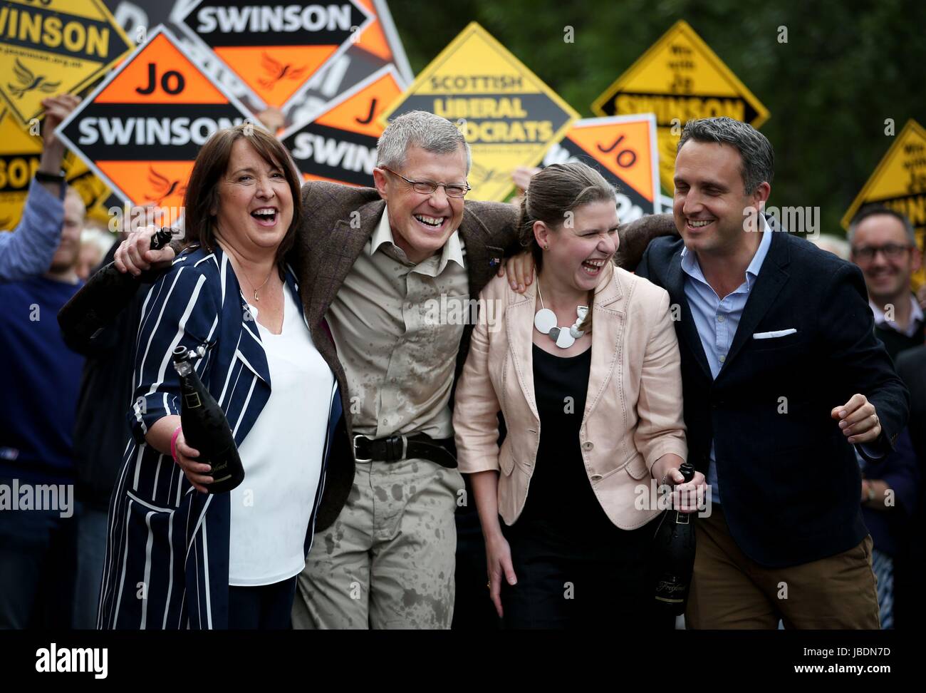 Schottische Liberal Democrats Willie Rennie feiert mit neugewählten schottischen Abgeordneten Christine Jardine (links), Jo Swinson (zweiter von rechts) und Alex Cole-Hamilton MSP (rechts) im Osten Dumbartonshire HQ in Milngavie jüngsten Wahlerfolg seiner Partei. Stockfoto