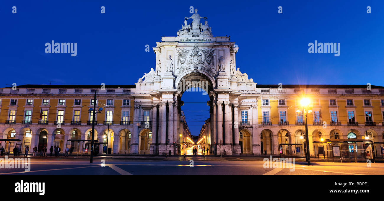 Bogen Sie im Commerce Square in Lissabon bei Nacht Stockfoto