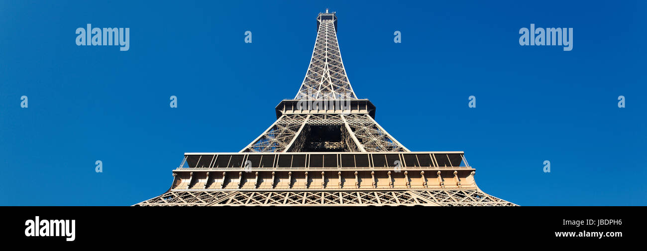 Der berühmte Eiffelturm mit blauem Himmel in Paris Stockfoto