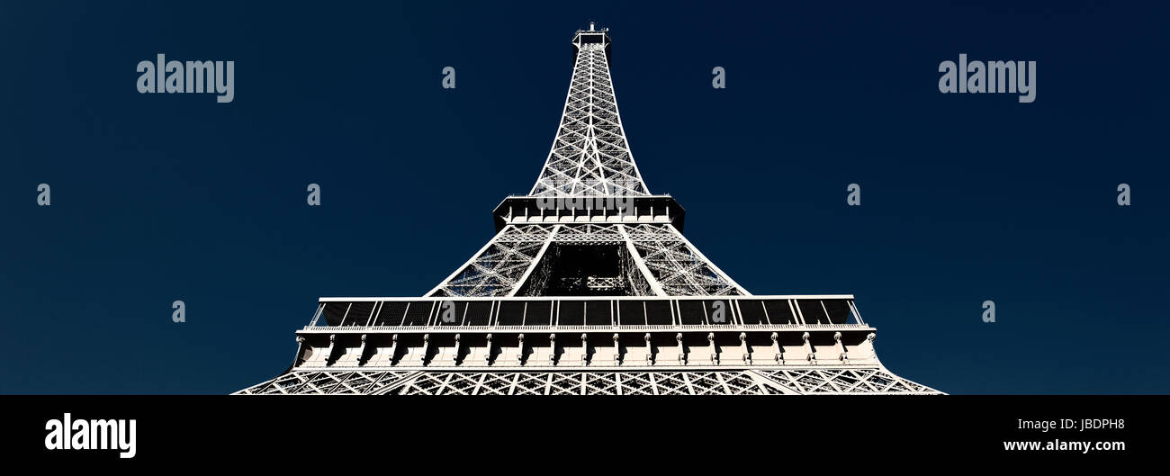 Eiffelturm mit blauem Himmel in Paris Stockfoto