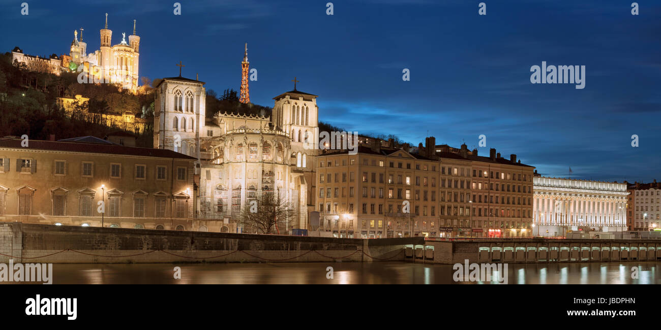 Klassische Ansicht von Lyon über die Saône in der Nacht Stockfoto