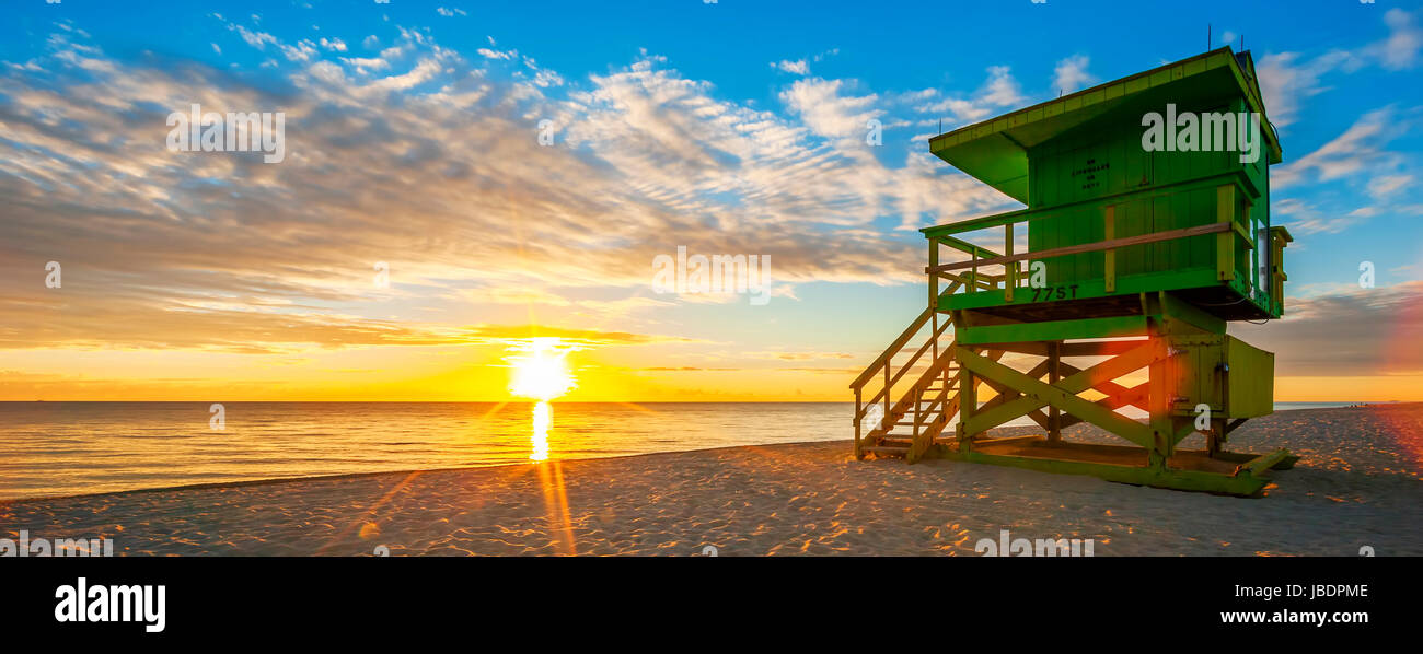 Berühmte Miami South Beach Sunrise mit Rettungsschwimmer-Turm Stockfoto