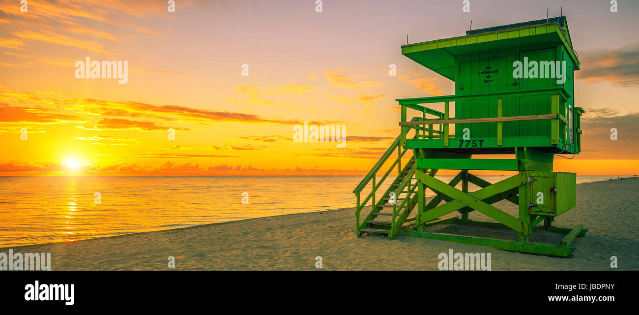 Berühmte Miami South Beach und Rettungsschwimmer Turm bei Sonnenaufgang, USA Stockfoto