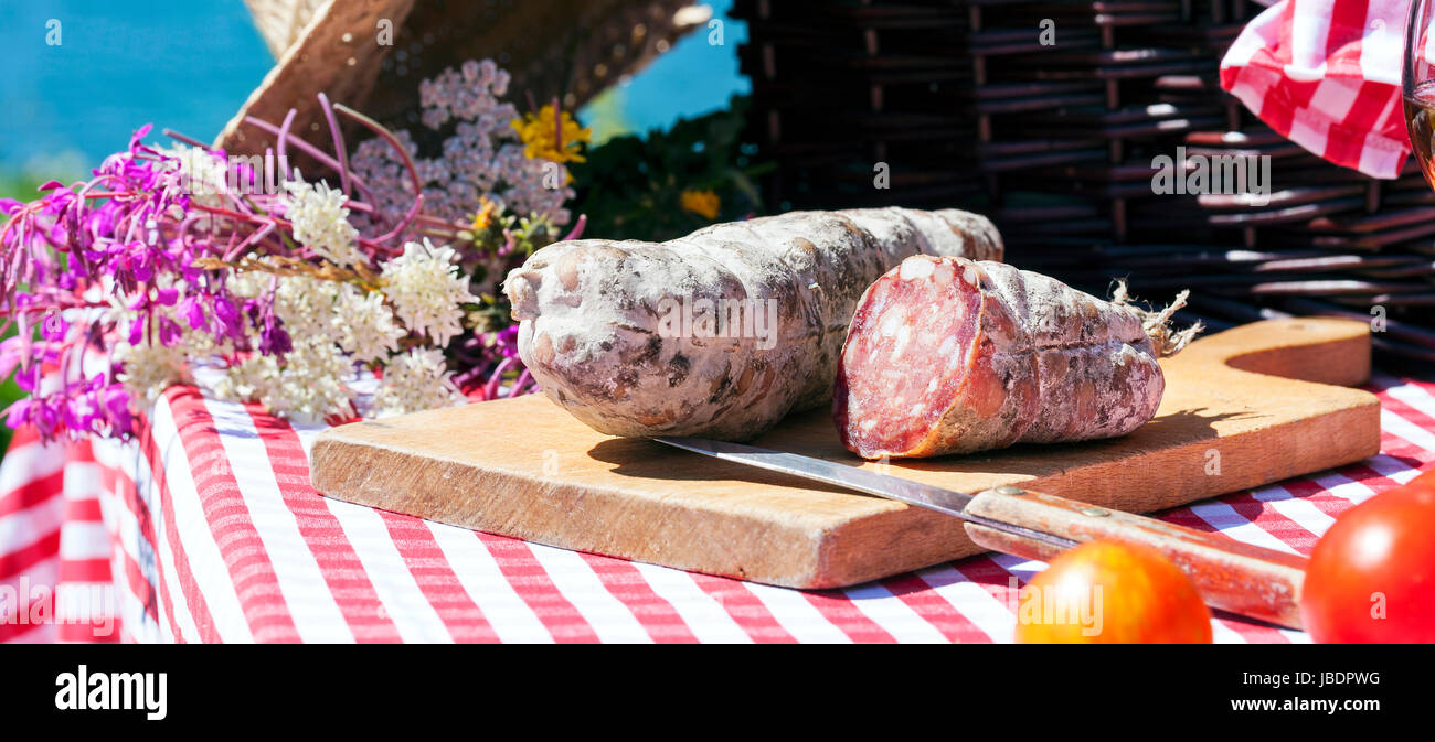 Picknick in Französische Alpen mit salami Stockfoto