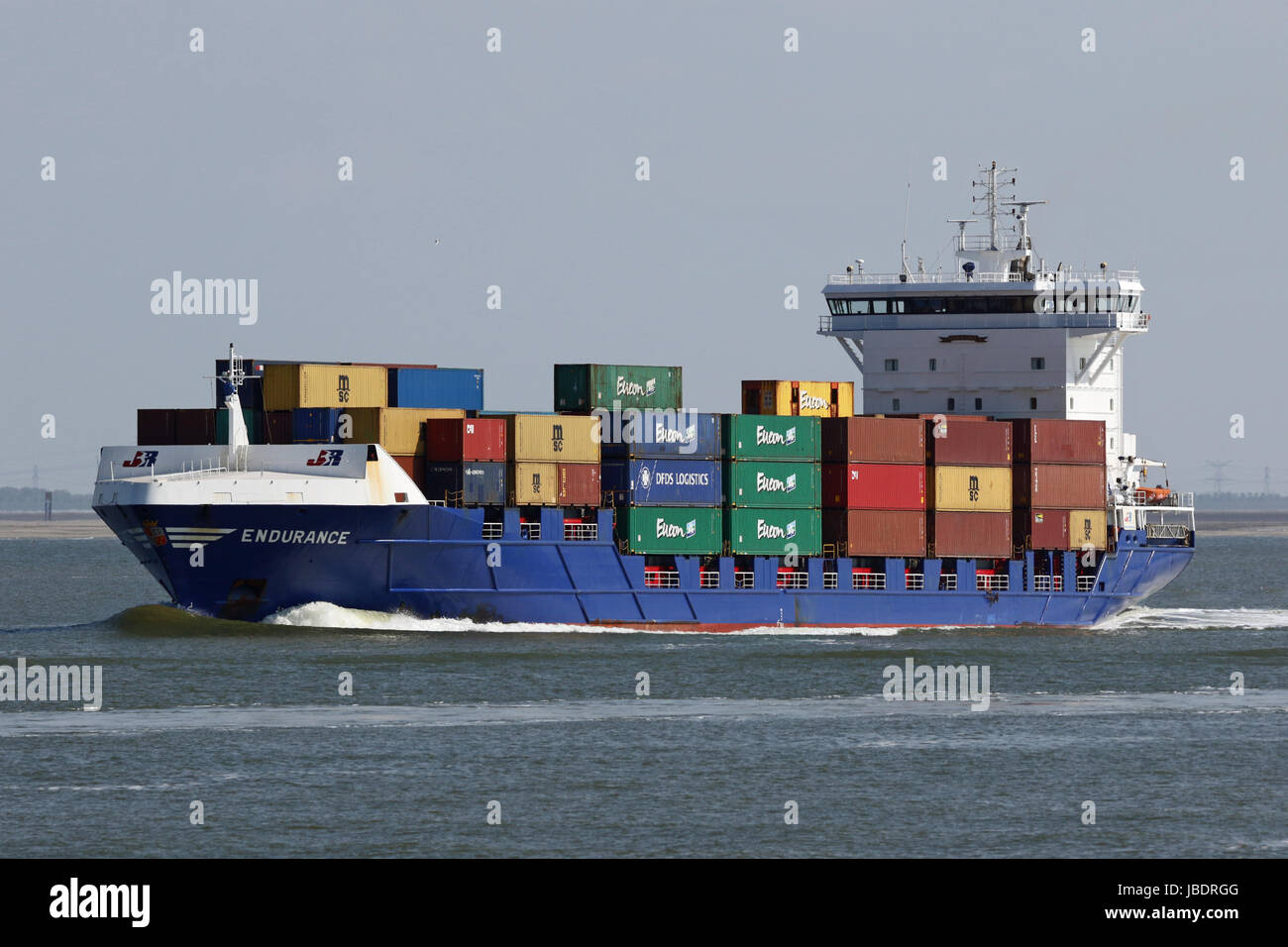 Das Containerschiff Ausdauer verlässt den Hafen von Antwerpen und Terneuzen übergibt. Stockfoto